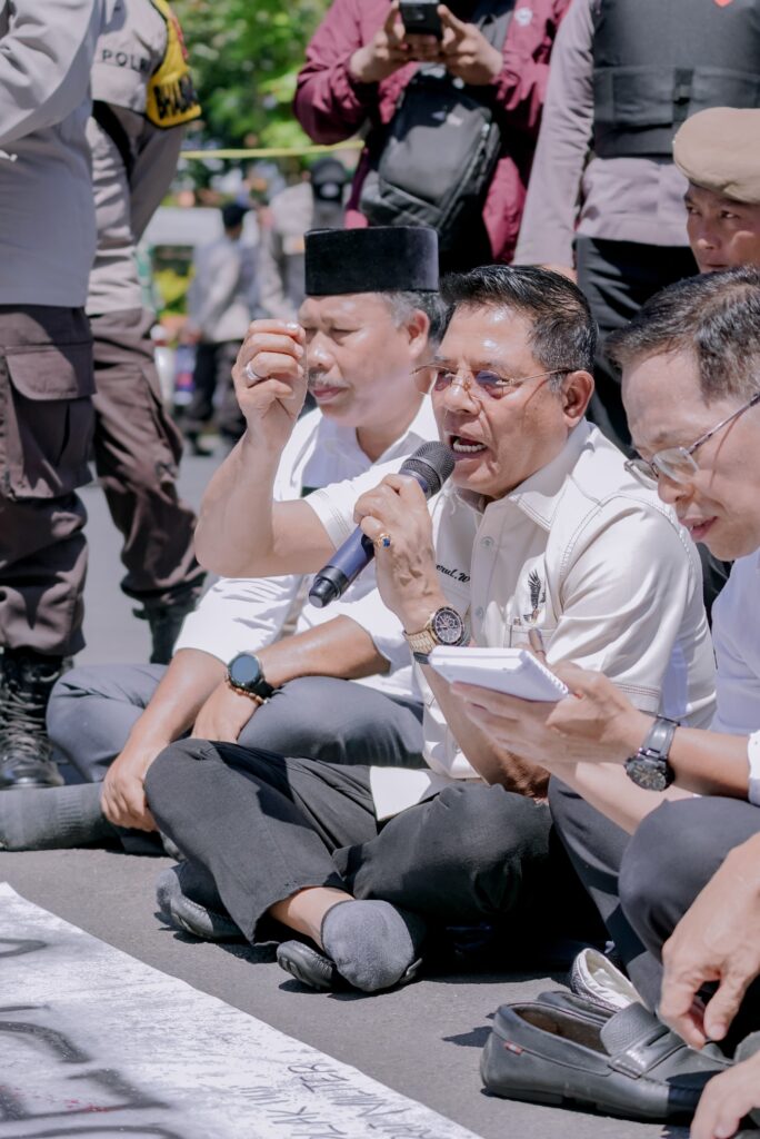 Bupati Lombok Timur Dialog dengan Massa Aksi Cipayung Plus di Depan Kantor Bupati
