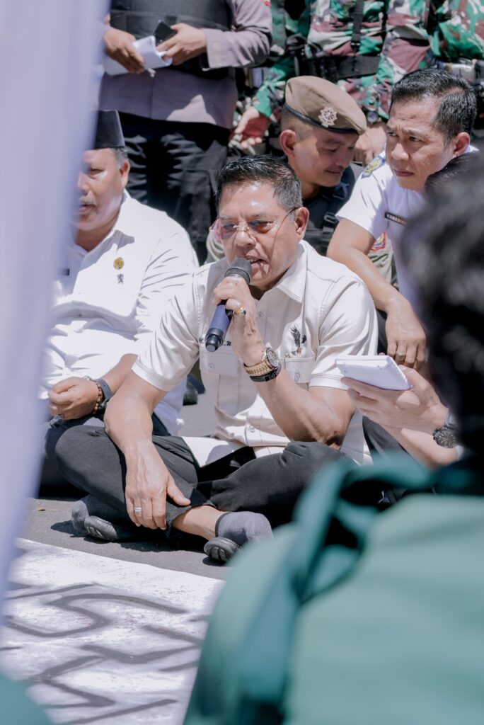 Bupati Lombok Timur Diskusi dengan Massa Aksi Cipayung Plus di Depan Kantor Bupati