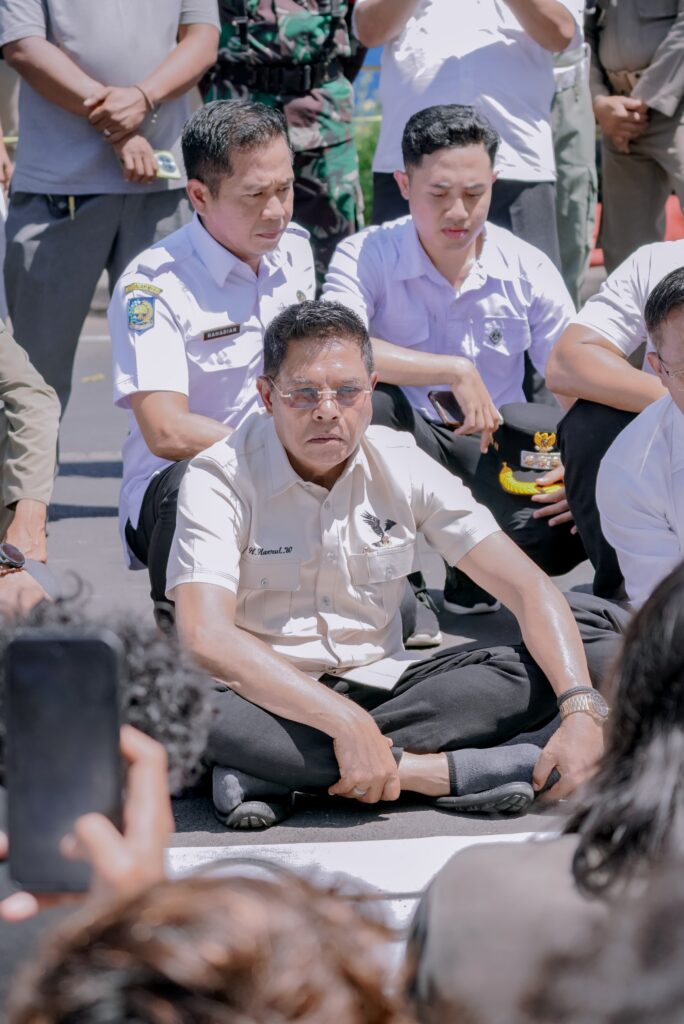 Bupati Lombok Timur Duduk bersama Massa Aksi Cipayung Plus di Depan Kantor Bupati