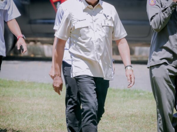 Bupati Lombok Timur Menemui Langsung Massa Aksi Cipayung Plus di Depan Kantor Bupati