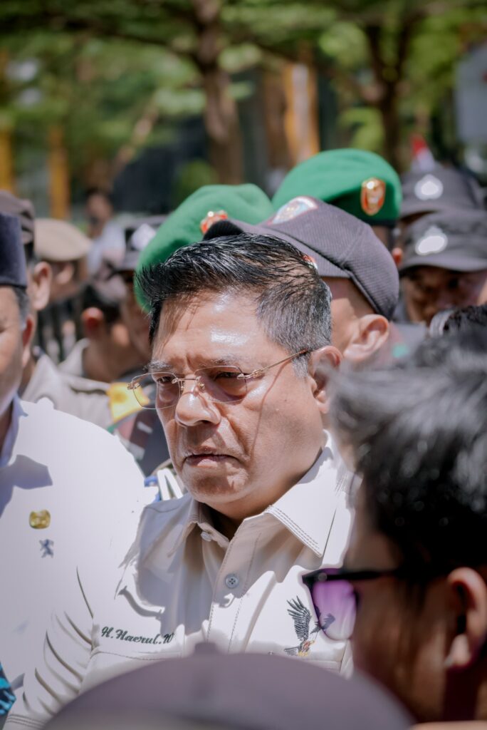 Bupati Lombok Timur bersama Massa Aksi Cipayung Plus di Depan Kantor Bupati