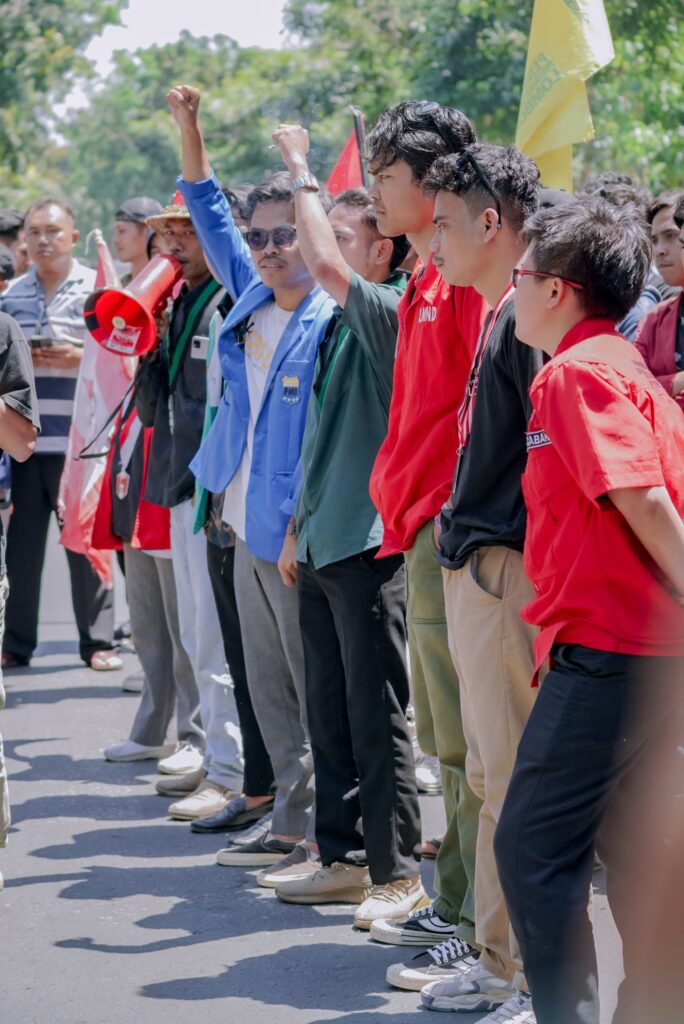Massa Aksi Cipayung Plus di Depan Kantor Bupati